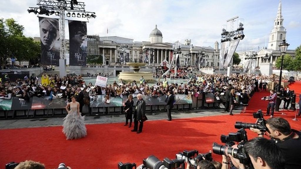 Plano general de la alfombra roja, en Trafalgar Square
