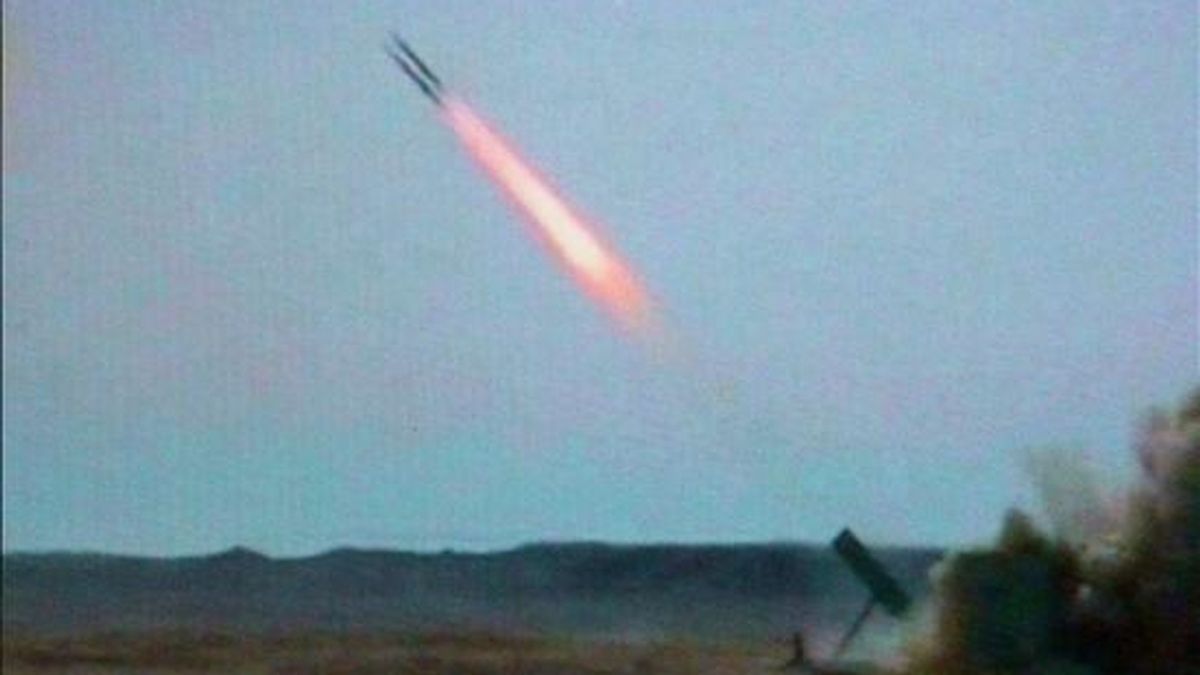 Imagen tomada de un video distribuido por el ministerio de Defensa israelí que muestra el lanzamiento de un cohete durante las pruebas finales del escudo antimisiles "Iron Dome", el 19 de julio de 2010 en algún lugar del sur de Israel. EFE/Ministerio de Defensa israelí