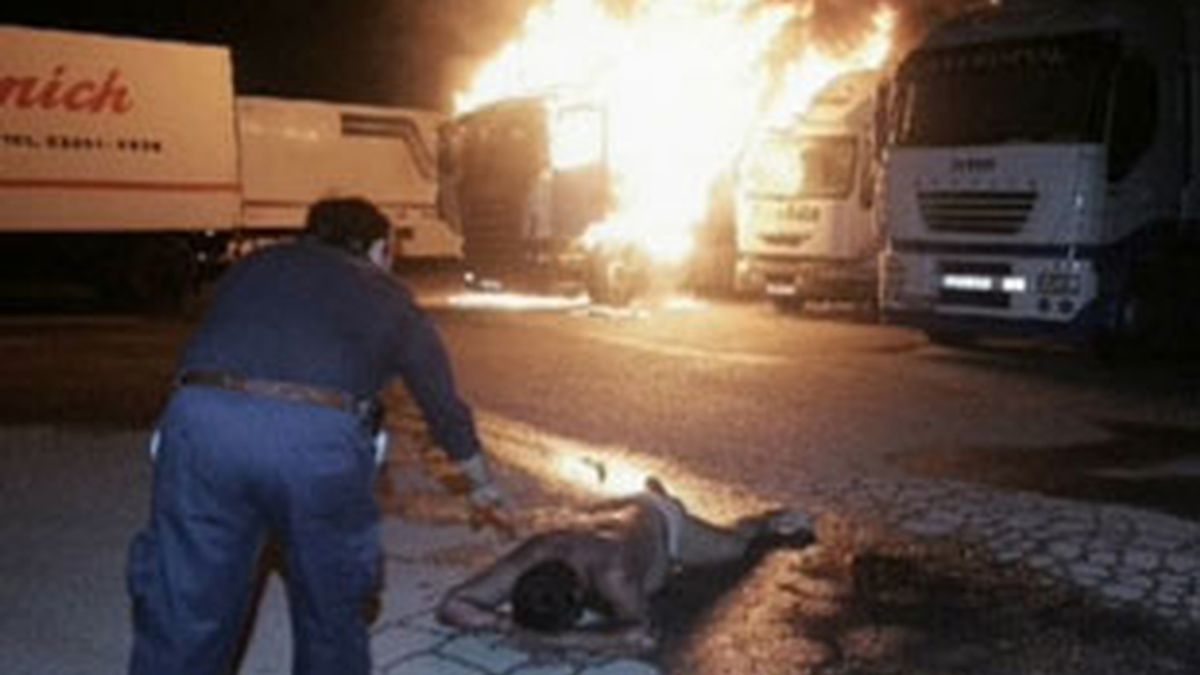 En el incidente se han calcinado otros cuatro camiones. Vídeo: Informativos Telecinco.