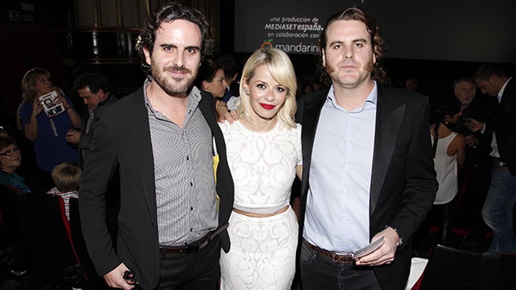 María Adánez, muy bien escoltada, con vestido de Bcbg