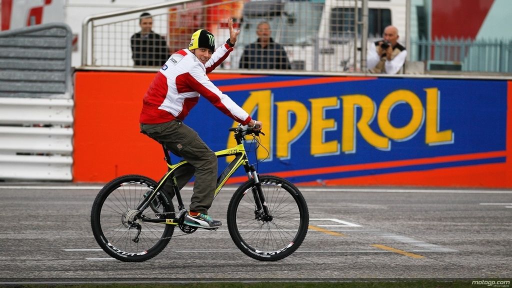 Los pilotos dieron una vuelta en bicicleta en recuerdo de Simoncelli