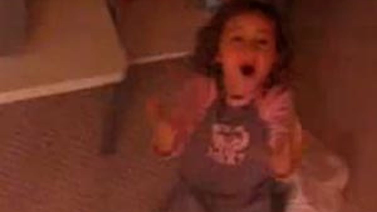Imagen del video en Youtube, donde aparece Noah Cyrus cantando