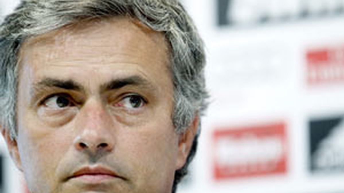El entrenador del Real Madrid José Mourinho durante la rueda de prensa en Anoeta FOTO: EFE