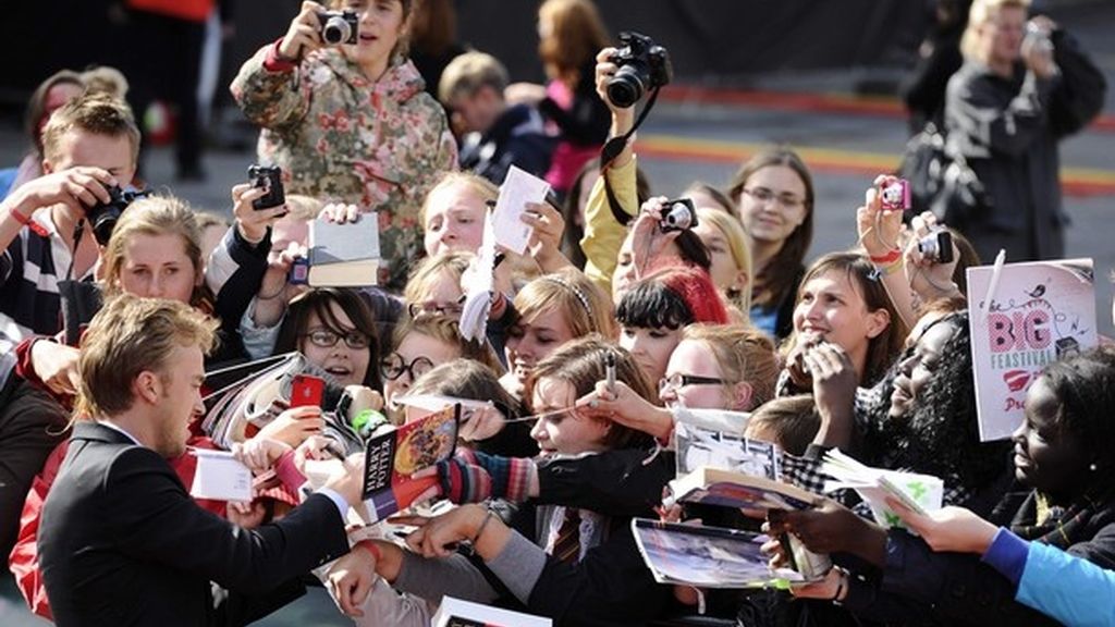 Tom Felton firma autógrafos