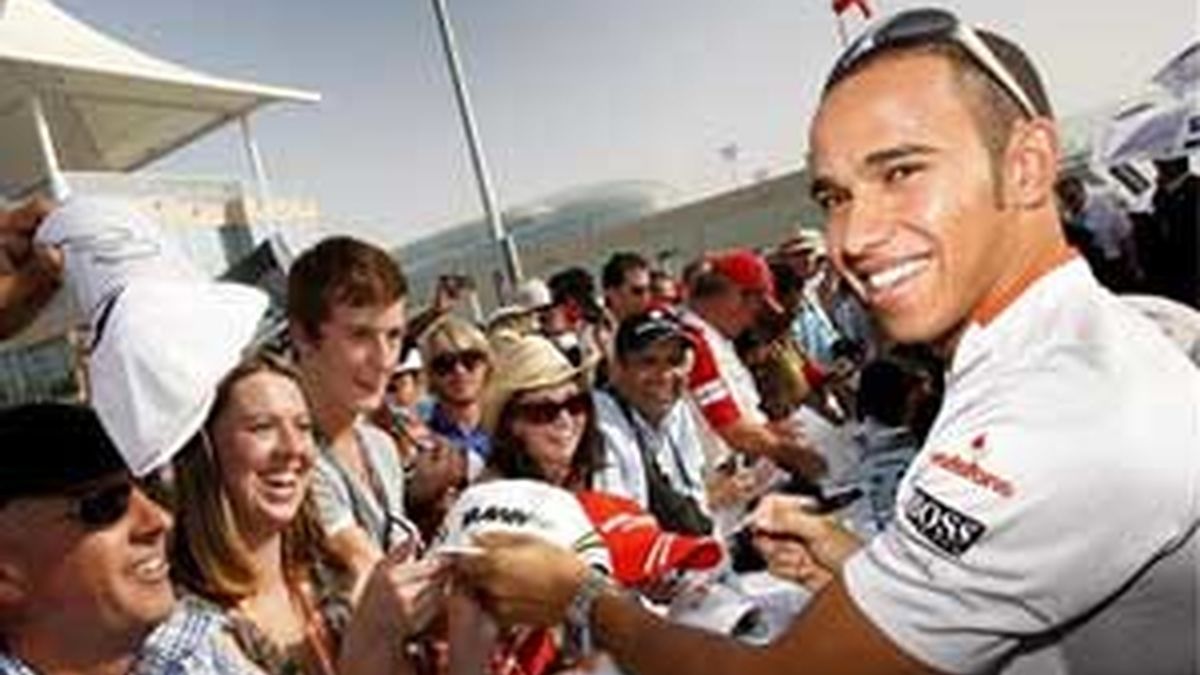 El piloto británico de Fórmula Uno Lewis Hamilton de la escudería McLaren Mercedes firma autógrafos en el recién construido circuito Yas Marina en Abu Dabi. FOTO: EFE