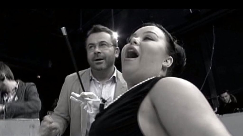 Se ha metido tanto en el papel que hasta ha hecho de Rita Hayworth en 'Gilda'