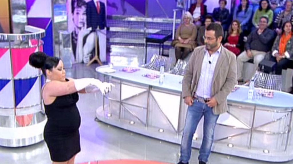 Se ha metido tanto en el papel que hasta ha hecho de Rita Hayworth en 'Gilda'