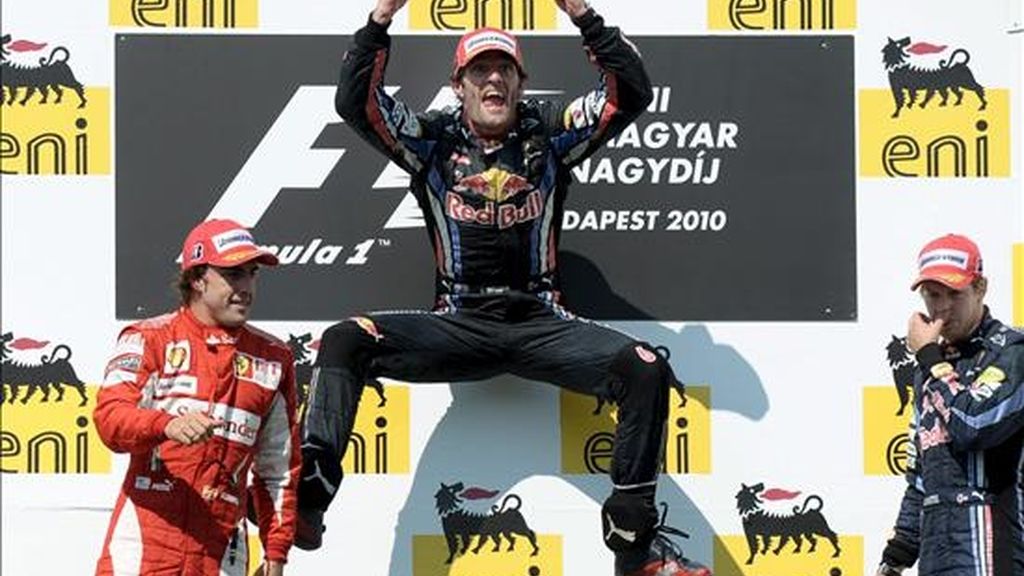 El piloto australiano Mark Webber (c), de la escudería Red Bull; el español Fernando Alonso (i),de la escudería Ferrari, y el alemán Sebastian Vettel (d), de Red Bull, celebrando en el podio del Gran Premio de Hungría de Fórmula Uno en el circuito Hungaroring en Mogyorod (Hungría) este domingo. EFE El piloto australiano Mark Webber (c), de la escudería Red Bull; el español Fernando Alonso (i),de la escudería Ferrari, y el alemán Sebastian Vettel (d), de Red Bull, celebrando en el podio del Gran Premio de Hungría de Fórmula Uno en el circuito Hungaroring en Mogyorod (Hungría) este domingo. EFE