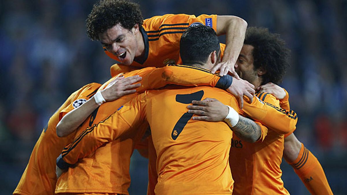 El Madrid tras marcar al Schalke El Madrid tras marcar al Schalke