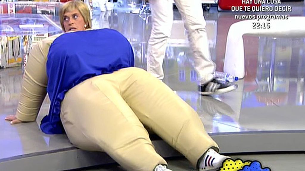Vestida con un traje de sumo, Chelo acaba tumbada en el suelo