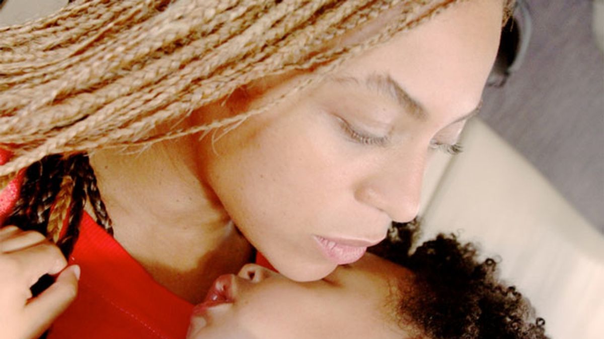 Beyoncé luce nuevo look con su hija  Ivy Blue en brazos