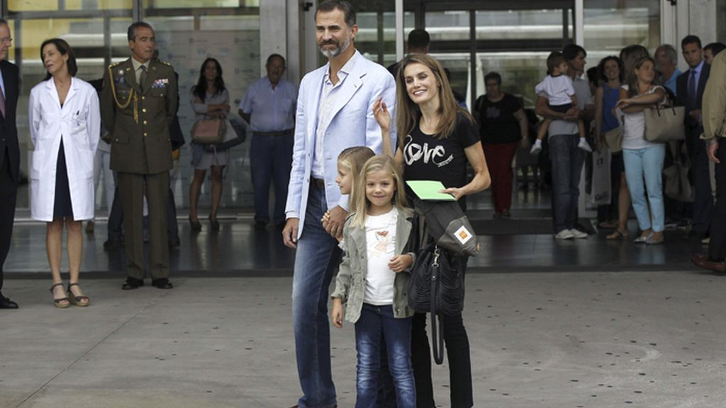 Los Principes de Asturias y las infantas Sofía y Leonor, en la Clínica Quirón