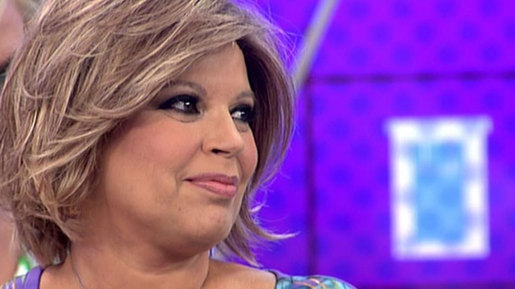 Madre e hija se abrazan emocionadas