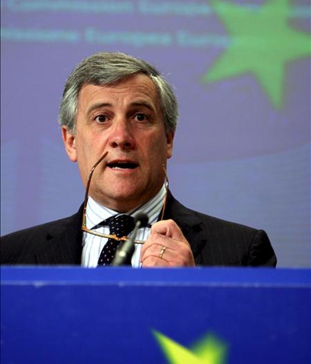 El comisario europeo de Transportes, Antonio Tajani, durante la rueda de prensa celebrada hoy en Bruselas, Bélgica, para presentar los datos sobre accidentes de tráfico en la UE durante 2008. EFE