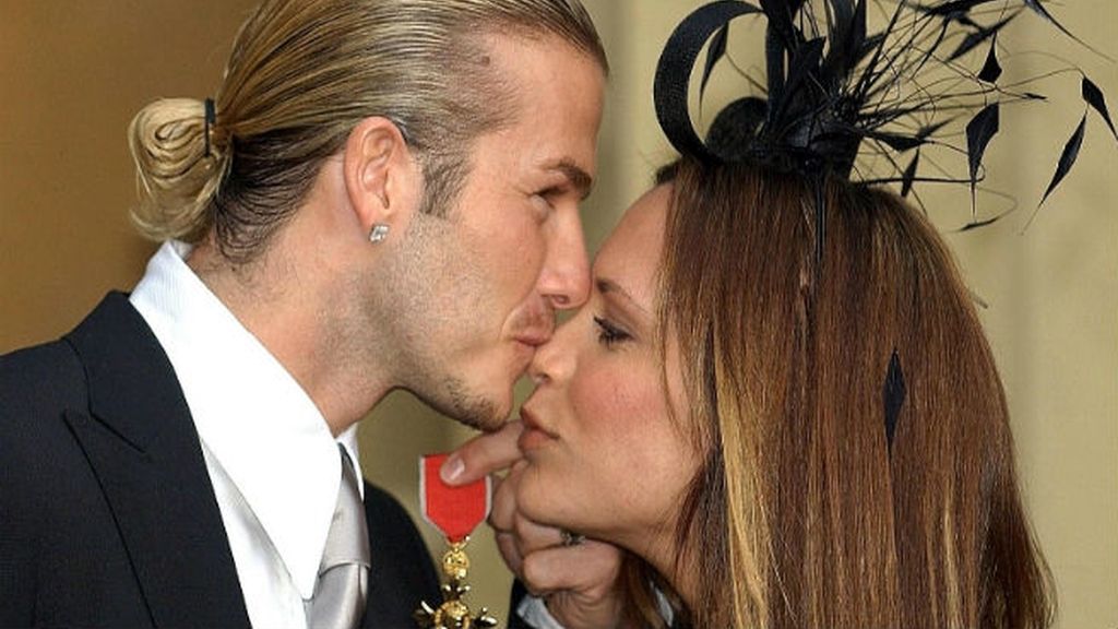Así recogió Beckham la medalla de la Orden del Imperio Británico