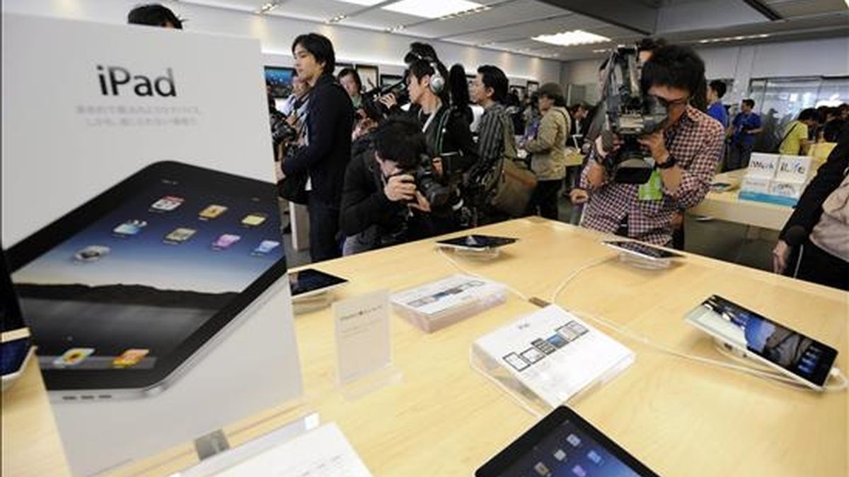 Reporteros recorren una tienda que exhibe el nuevo iPad, el pasado 28 de mayo. El consejero delegado de la compañía, Steve Jobs, destacó que el iPad protagonizó un "tremendo" debut y que hay "más clientes comprando Macs que nunca antes". EFE/Archivo