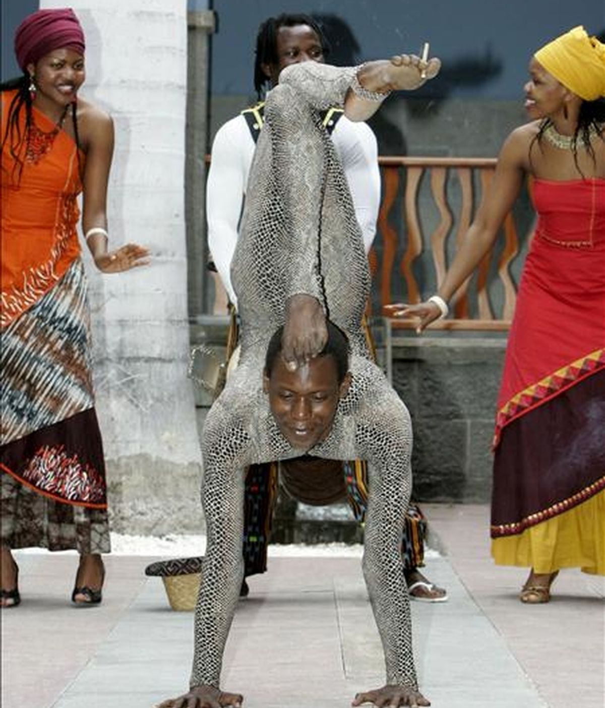 Uno de los artistas del Circo Madre África hace una exhibición de sus dotes para el contorsionismo. EFE/Archivo