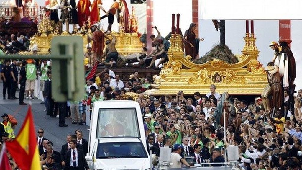 EL papamóvil acompaña al vía crucis por el Paseo del Prado