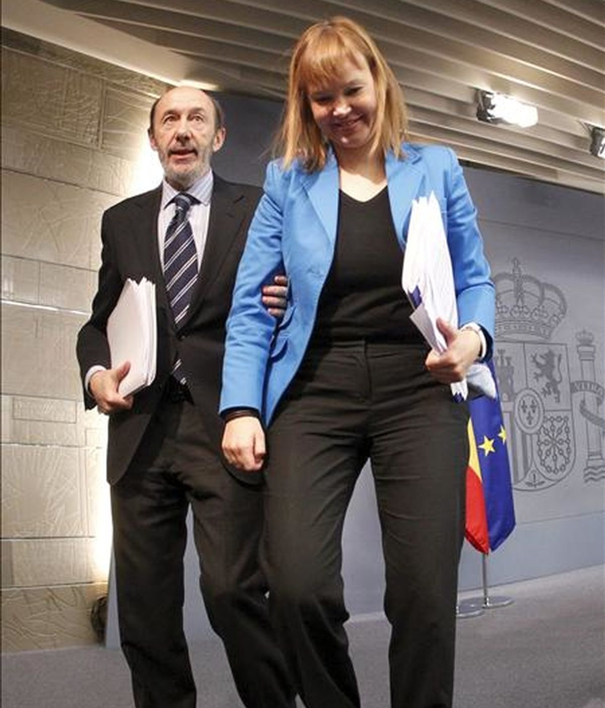 El vicepresidente primero del Gobierno y ministro del Interior, Alfredo Pérez Rubalcaba, y la ministra de Sanidad, Leire Pajín, momentos antes de la rueda de prensa que han ofrecido tras la reunión del Consejo de Ministros, hoy en el palacio de la Moncloa. EFE El vicepresidente primero del Gobierno y ministro del Interior, Alfredo Pérez Rubalcaba, y la ministra de Sanidad, Leire Pajín, momentos antes de la rueda de prensa que han ofrecido tras la reunión del Consejo de Ministros, hoy en el palacio de la Moncloa. EFE