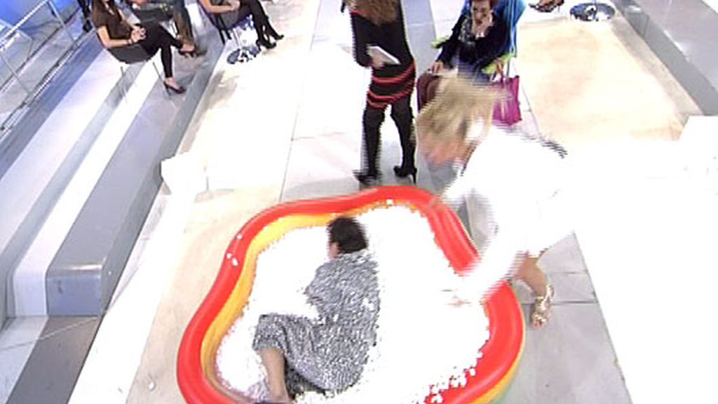 Pipi y Miriam, morreos en el jacuzzi