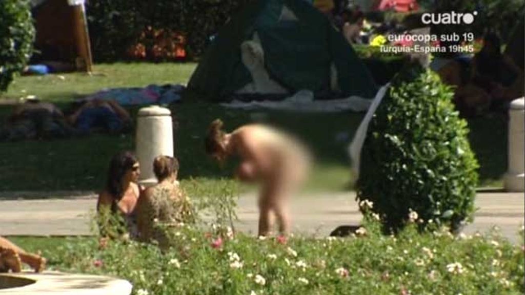Los indignados se bañan desnudos en las fuentes de Madrid