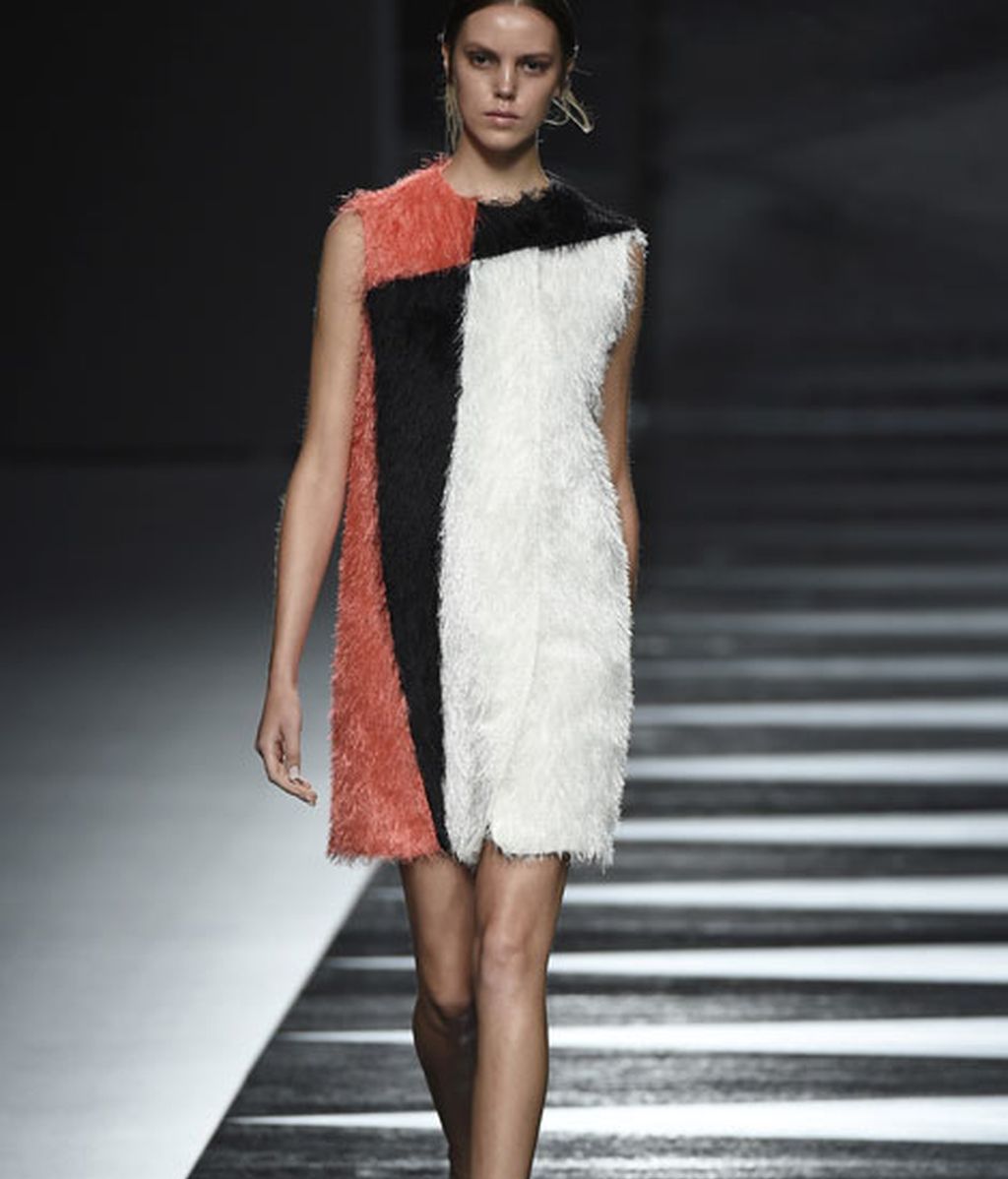 Elegantes y sorprendentes geometrías de color en el desfile de Juanjo Oliva