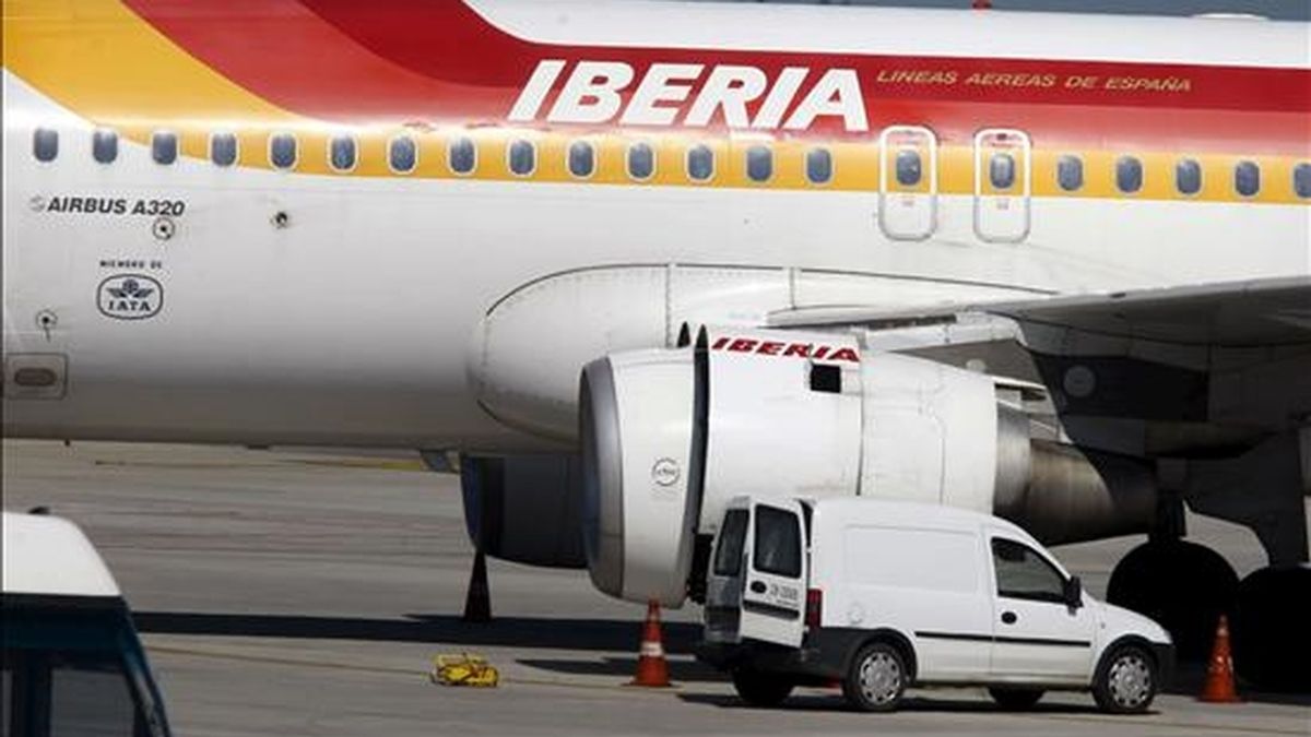 En la imagen, un avión de Iberia. Hoy un avión de esta copañía tuvo que regresar a Madrid por problemas en el sistema de navegación del aparato. EFE/Archivo