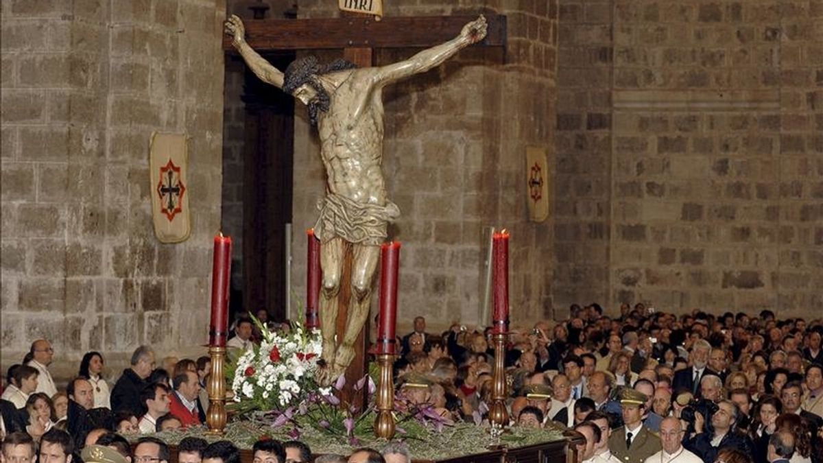 El Cristo de las Mercedes entra en la Catedral de Valladolid debido a la amenaza de lluvia que ha hecho que la tradicional procesión con los siete pasos correspondientes a las Siete Palabras, que cada año llegan hasta la plaza Mayor de Valladolid, se haya suspendido y el acto central de este oficio religioso se haya trasladado a la catedral. EFE El Cristo de las Mercedes entra en la Catedral de Valladolid debido a la amenaza de lluvia que ha hecho que la tradicional procesión con los siete pasos correspondientes a las Siete Palabras, que cada año llegan hasta la plaza Mayor de Valladolid, se haya suspendido y el acto central de este oficio religioso se haya trasladado a la catedral. EFE