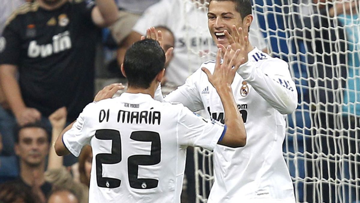 Ronaldo celebra el gol marcado de penalti, junto con su compañero Di Maria. Foto: EFE
