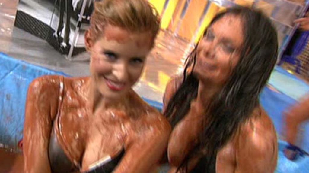 Tania Llasera se quita la ropa y se tira al barro con Yola Berrocal
