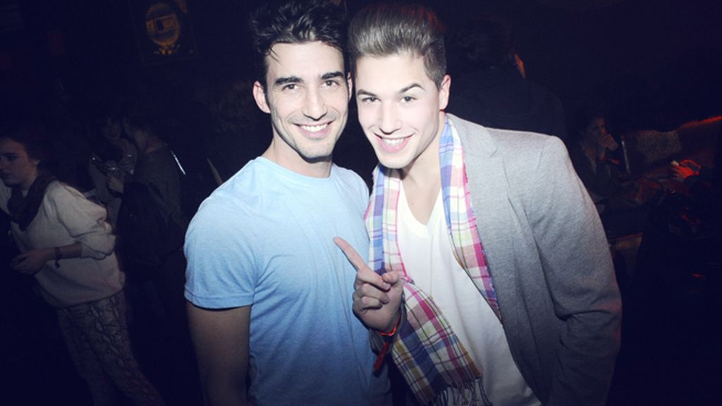 Adrián Rodríguez junto a Abraham, dos grandes amigos en el concierto de Melendi