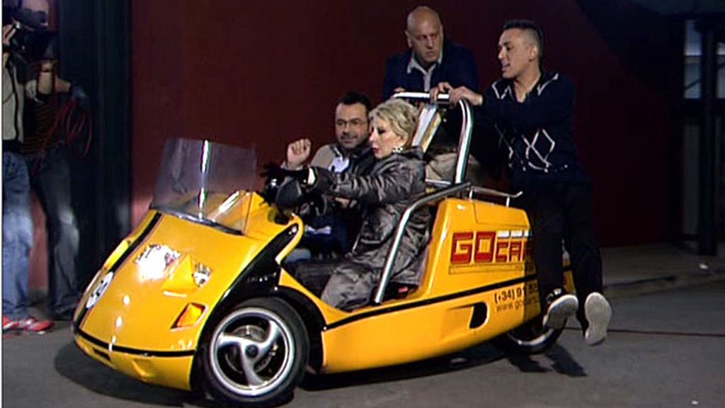 J.J. y los Kikos no tienen miedo y se montan en el mini-coche con la periodista