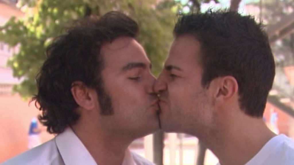 El beso de Raúl y Cesc Fábregas