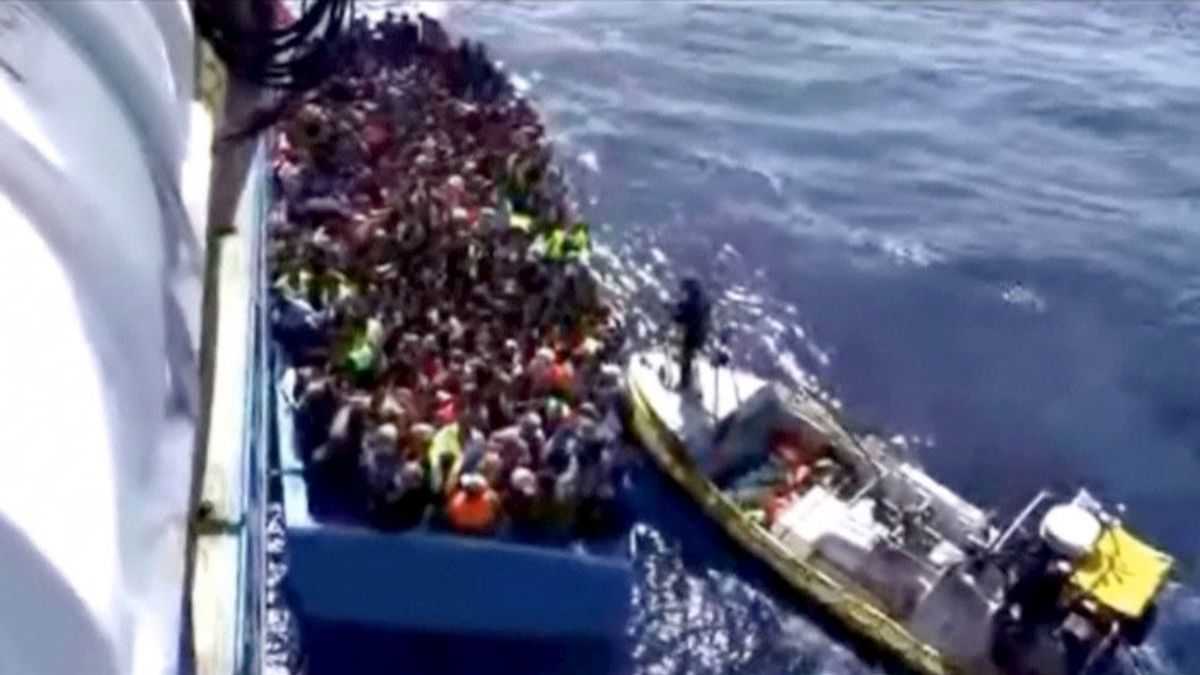 Hallados los cadáveres de 50 personas en un barco con 400 refugiados cerca de Libia