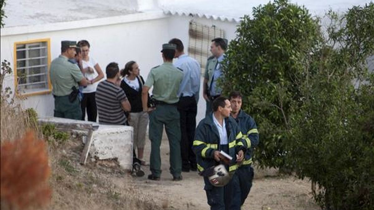 Bomberos, miembros de la Policía Local y de la Guardia Civil, a las afueras de la vivienda en la que dos personas, padre e hija, han sido halladas muertas tras declarase un incendio en su casa de Medina Sidonia, en Cádiz. EFE