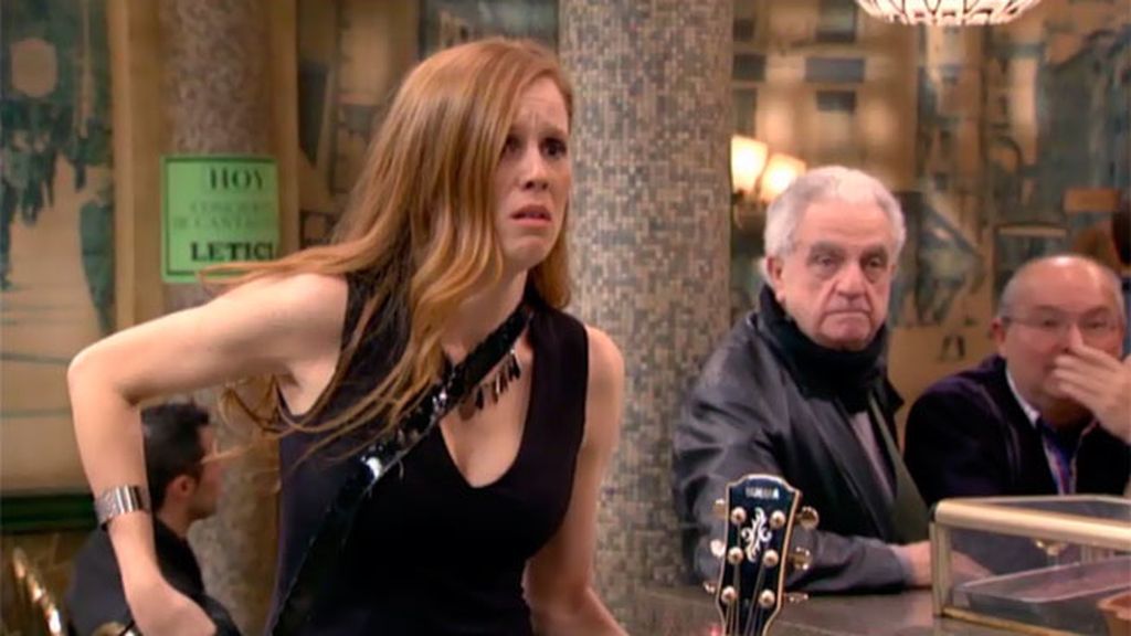 Una cantautora aparece en la vida del hostelero