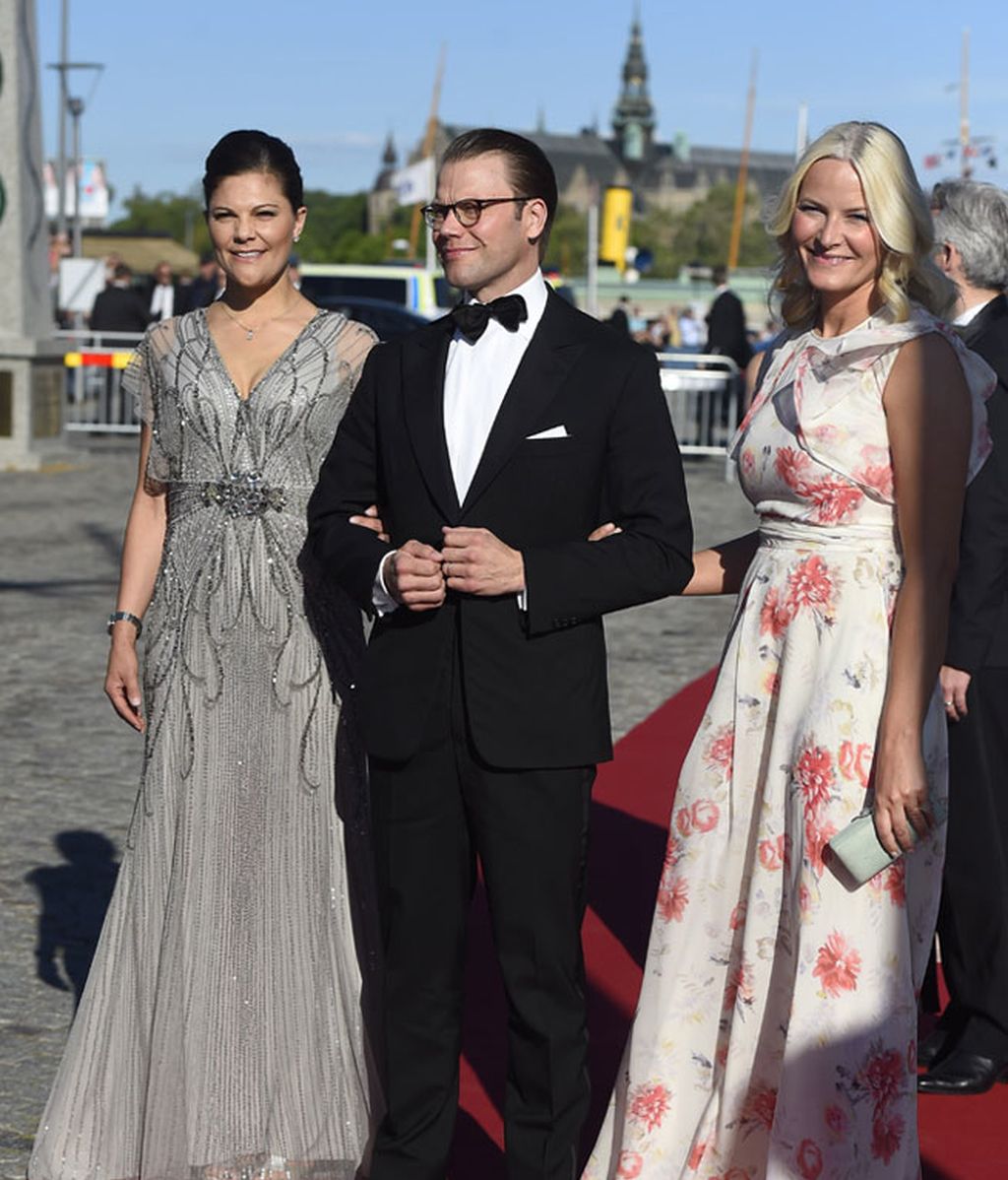 El príncipe Carlos Felipe y Sofia Hellqvist despiden su soltería con una cena de gala