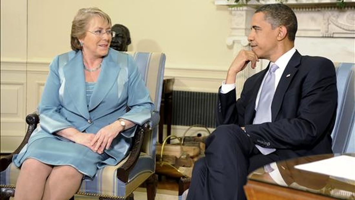 Imagen de este martes de la presidenta de Chile, Michelle Bachelet (i), durante una reunión con su homólogo estadounidense, Barack Obama. EFE