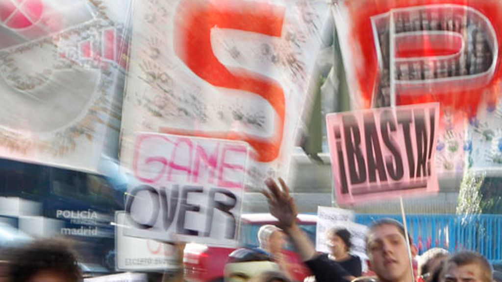 Los 'indignados' se ha dirigido a Plaza Castilla para continuar con su protesta.
