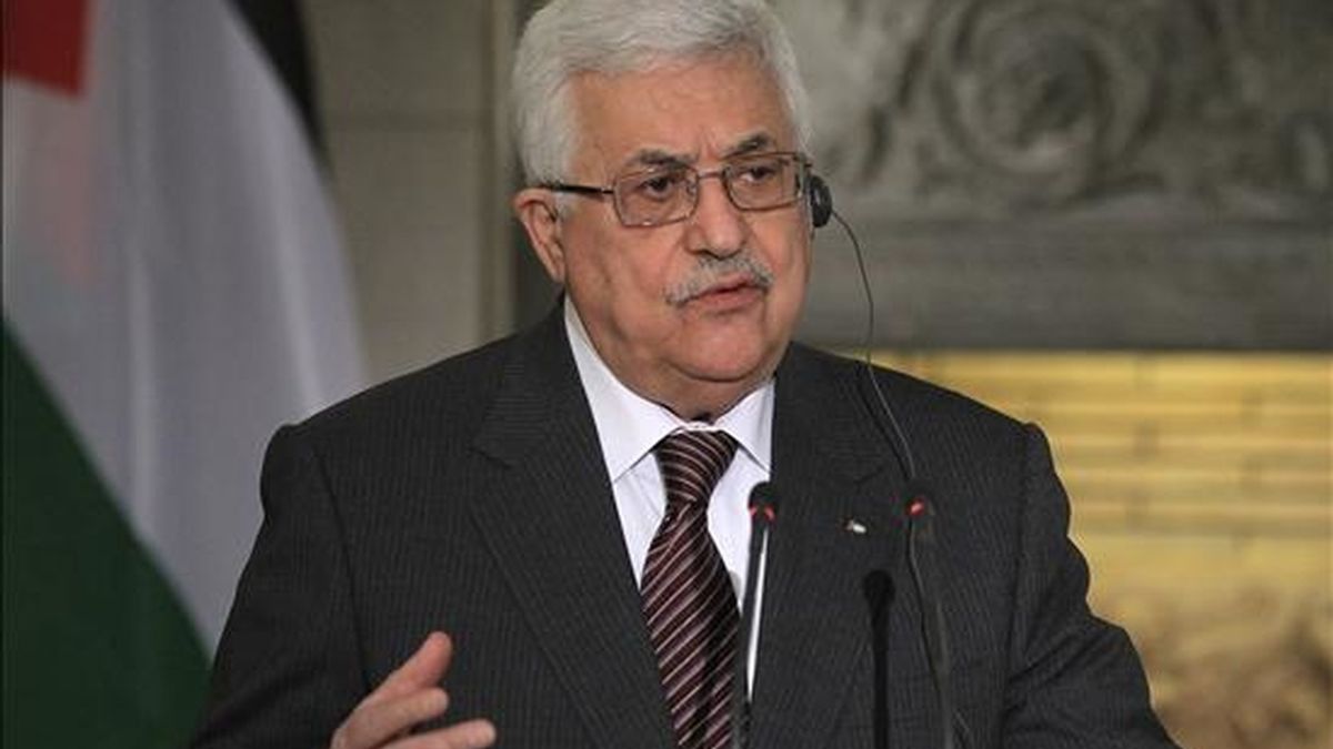 El presidente palestino, Mahmud Abás, da una rueda de prensa junto al primer ministro griego, George Papandreou, en el ámbito del encuentro mantenido por ambos líderes en Atenas (Grecia) hoy, 8 de diciembre de 2010. Abás realiza una visita de trabajo de un día de duración a la capital griega. EFE El presidente palestino, Mahmud Abás, da una rueda de prensa junto al primer ministro griego, George Papandreou, en el ámbito del encuentro mantenido por ambos líderes en Atenas (Grecia) hoy, 8 de diciembre de 2010. Abás realiza una visita de trabajo de un día de duración a la capital griega. EFE