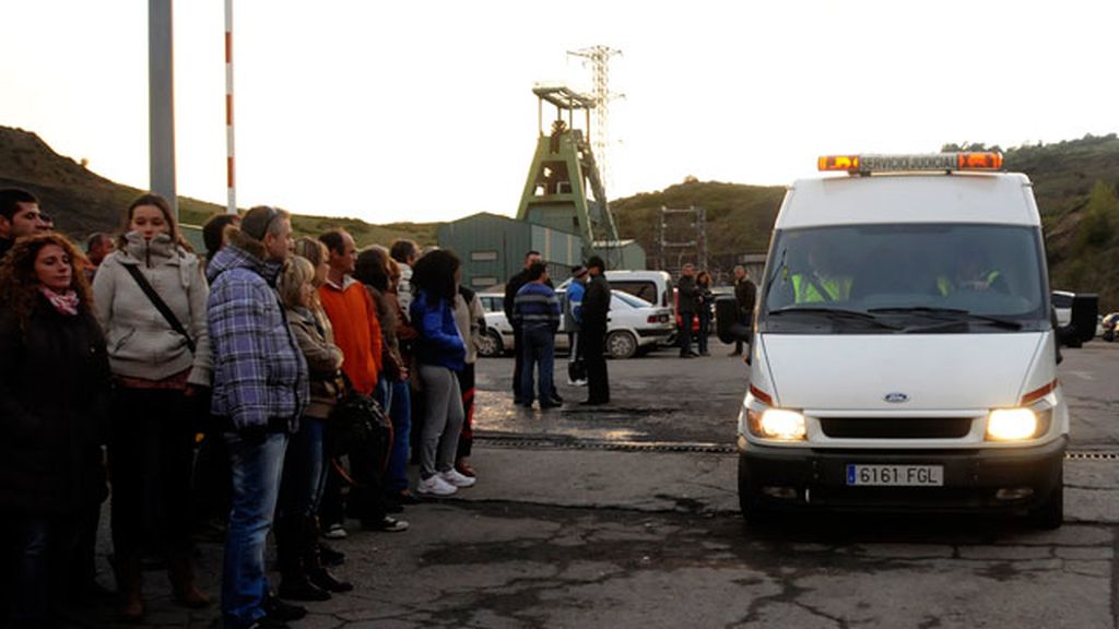 Familiares y amigos de los mineros muertos en Pola de Gordón, desolados