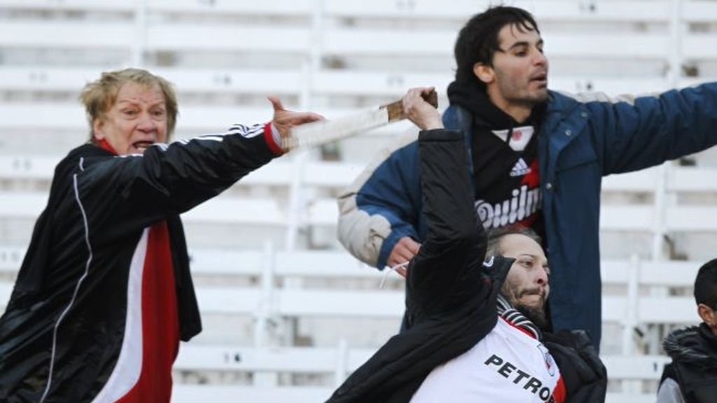 Gravísimos incidentes tras el descenso de River Plate a la 'B'