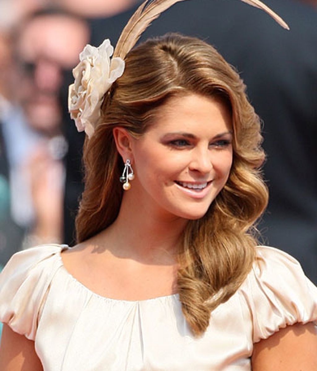 Magdalena de Suecia se puso una flor y una larga pluma