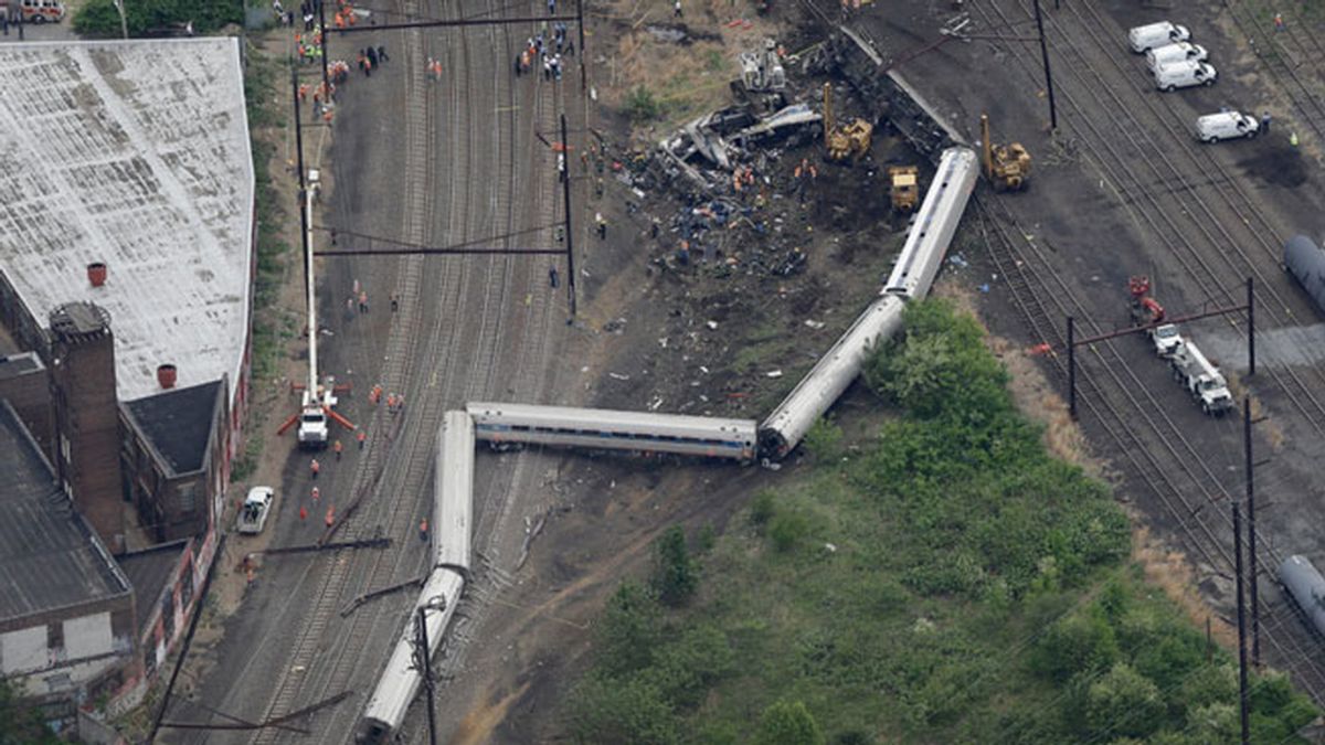 Restos de los vagones de tren tras el accidente de filadelfia