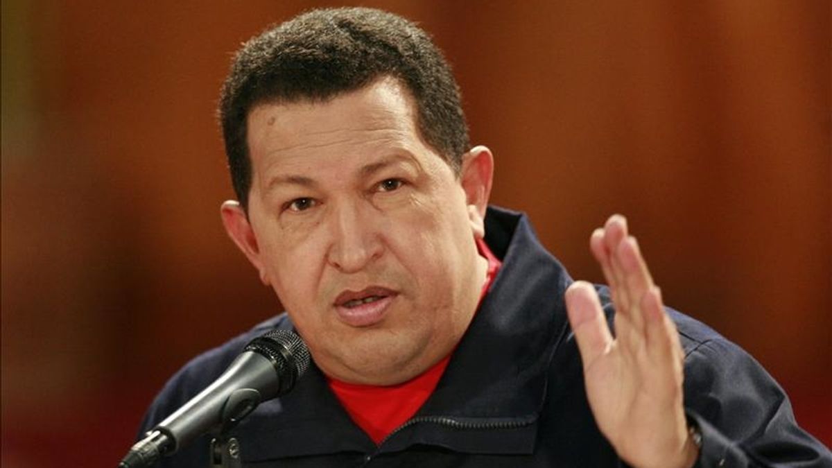 Chávez anunció ayer, sábado, que el ¡Aló Presidente! de hoy estaría dedicado al problema de la vivienda y aseguró que durante el mismo firmaría una ley sobre terrenos urbanizables que impulsaría el la meta oficial de construir 150.000 apartamentos en 2011. EFE/Archivo