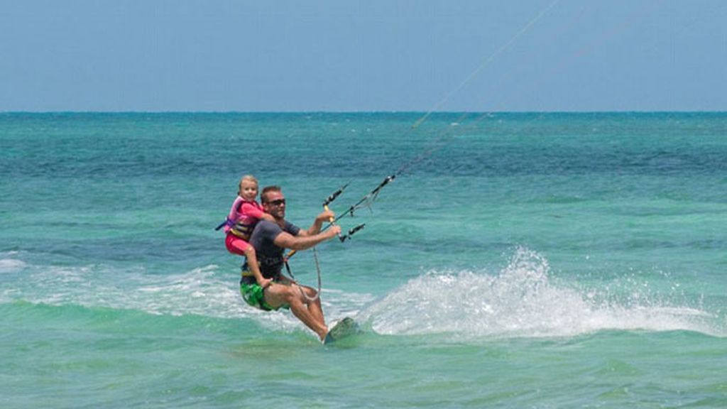Una pareja canadiense, Genevieve y Eben,  viaja con sus hijas