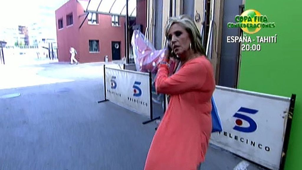 La colaboradora sale de plató tras una broma del programa