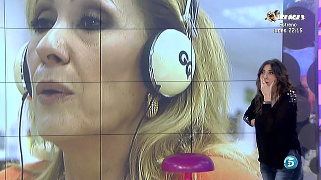 La colaboradora ve parte de la entrevista de José Fernando Ortega