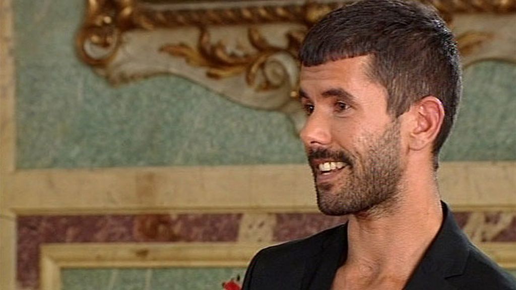 Mary acepta el anillo de su hijo emocionada, pero le aconseja: “tienes que volar”