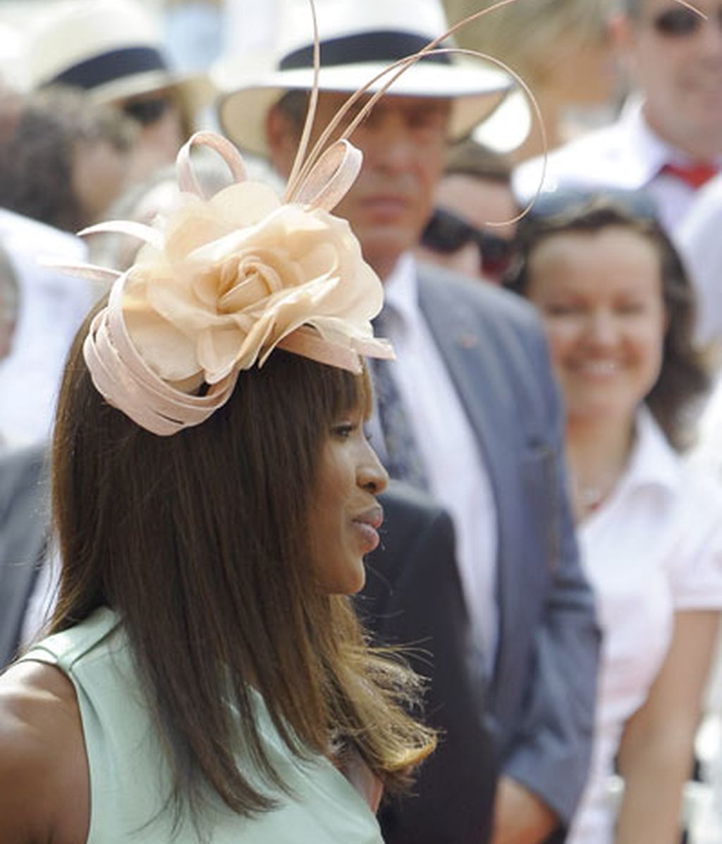 La modelo Naomi Campbell, con una gran flor en el pelo